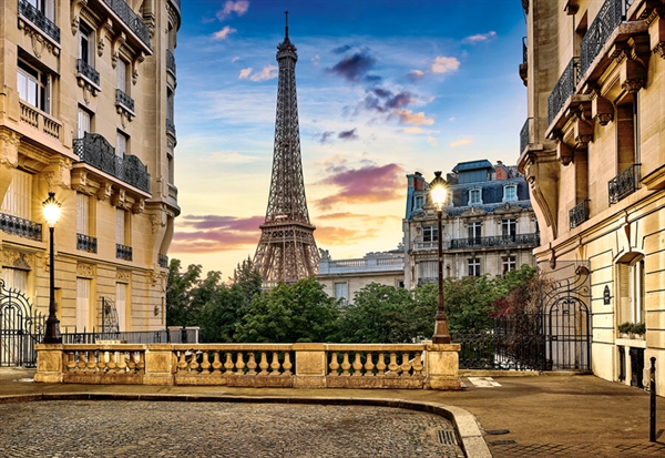 Promenera i Paris vid solnedgången